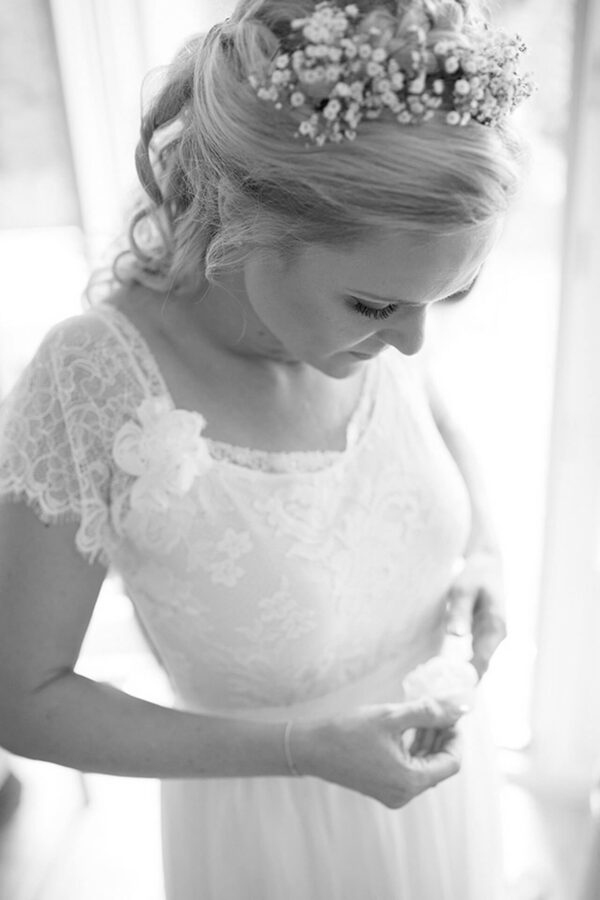 Hochzeitsfotograf hält das Getting-Ready der Braut fotografisch fest.