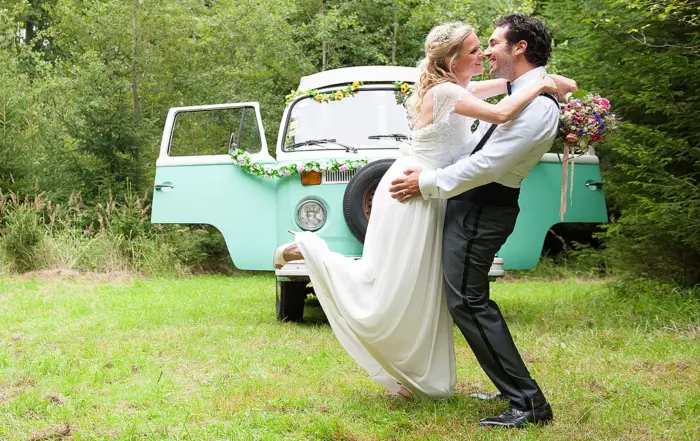 Brautpaar beim First View im Wald.