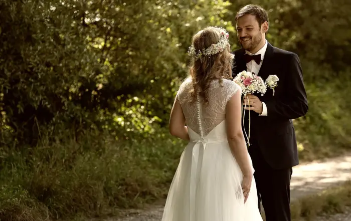 Romantisches Hochzeitsfoto beim First View Shooting mit Hochzeitsfotograf Jürgen Heuser.