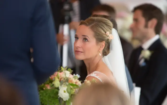 Braut bei der Trauung vor dem Altar.