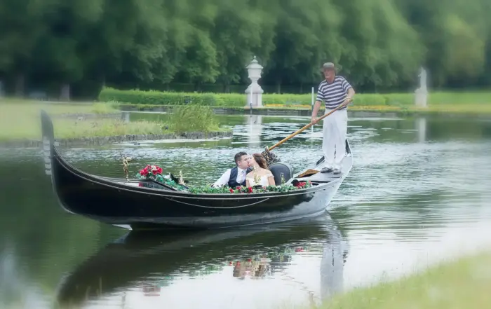 Romantische Gondelfahrt bei Hochzeit im Schloss Nymphenburg in München.
