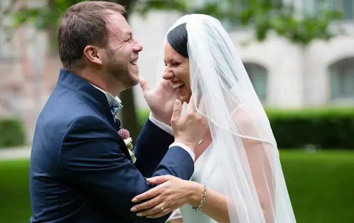 Braut und Bräutigam lachen gemeinsam.