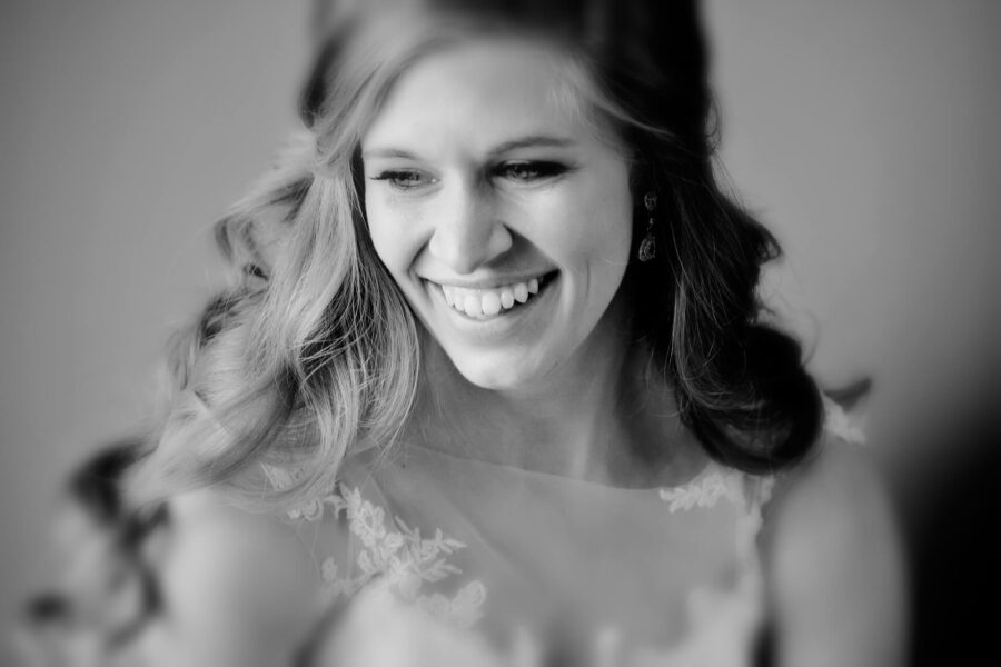 Porträtfoto der Braut hält Emotionen der Hochzeit in München fest.